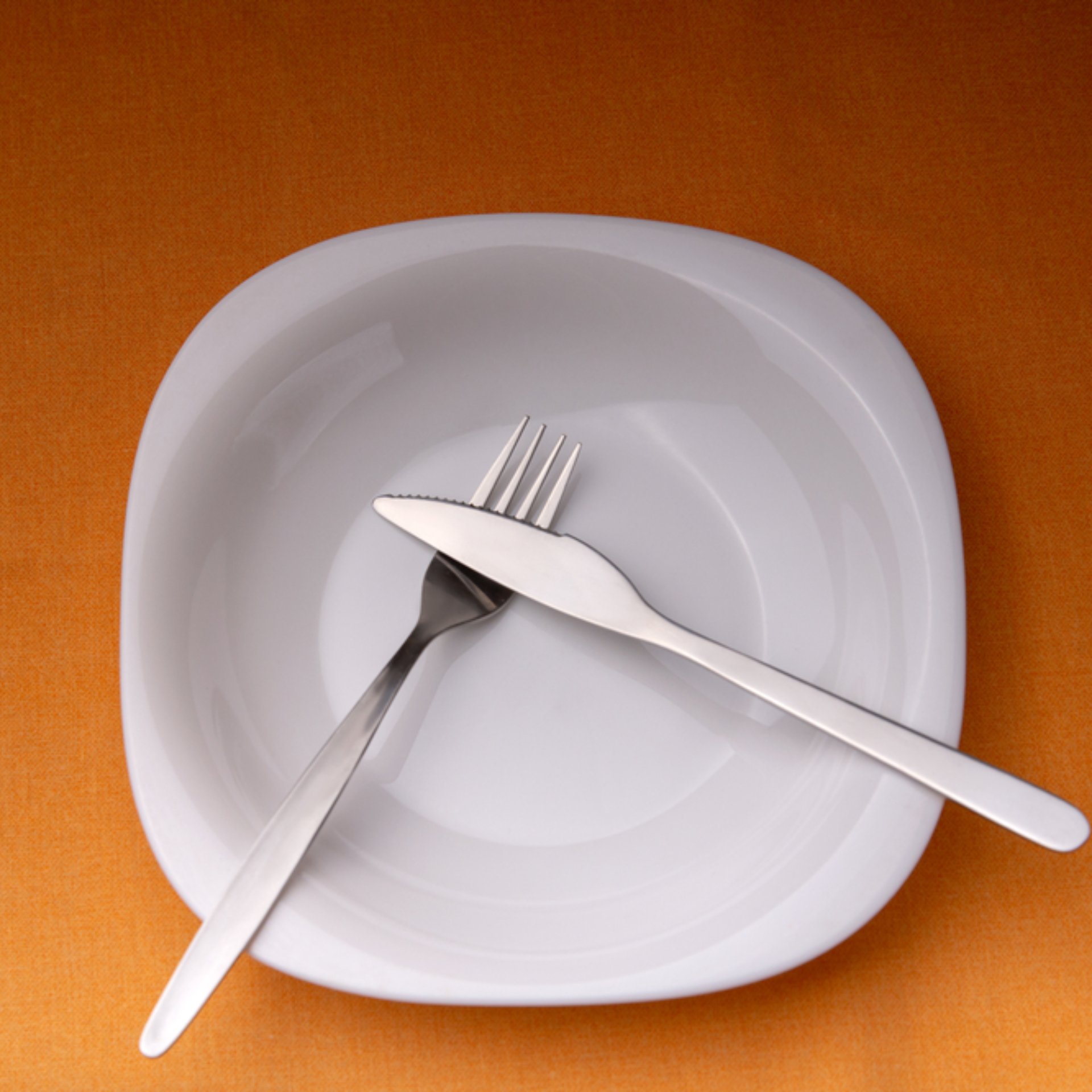 Éttermi etikett: Mit jelentenek az evőeszközök különböző pozíciói